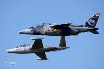 Alphajet AT-29 und Fouga Magister F-AZZP im Vorbeiflug null