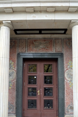Eingangstür mit Mosaiken Eine originale Eingangstür (?)
