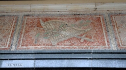 Mosaike über der Eingangstür