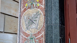 Mosaike auch neben der Eingangstür hier künstlerische Motive