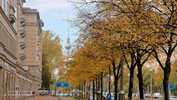 Berlin, U-Bahnhof Weberwiese Blick entlang der Karl-Marx-Allee Richtung Westen