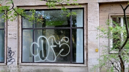 Fenster in der Karl-Marx-Allee Auch ein Original, Schau Fenster (Metallrahmen!) seitlich südlicher Block F. Sollte ich mit der Aussage über das Original danebenliegen, schreibt mir bitte!