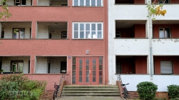 Berlin, Karl-Marx-Allee, Laubenganghäuser Eigentlich sollten sie wieder weg, aber haben überdauert. Renovierungen sind hier wohl noch nicht angekommen. Die Türen und Fenster scheinen noch aus den...