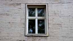 Fenster in der Karl-Marx-Allee Auch hier ein Original, Fenster (Holz Flachkasten-Doppelfenster, Stulpfenster mit Kämpfer, ohne Pfosten) seitlich südlicher Block F. Sollte ich mit der Aussage...