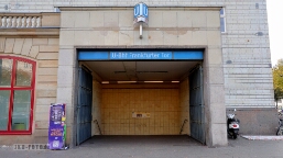 Eingang U-Bahn am Frankfurter Tor Diese Situation kennt man z.B. aus Moskau, wo U-Bahn Eingänge gern in Häuser integriert wurden.