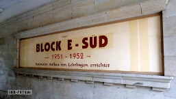 Widmung Block E Süd, hier darf ein Foto der Widmung nicht fehlen. Ob es wirklich 