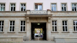 Hauseingang Block E Süd, sehr symmetrisch und aufgeräumt. Über dem Durch ist ein Schlussstein angedeutet, aber ohne jegliche 
