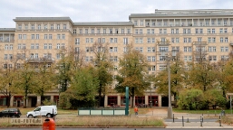 Blick zum Block E Nord Mit dem Staffelgeschoss auf dem Mittelteil sind wir nun schon bei 10 Etagen