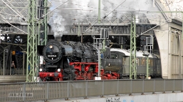 52-8177 mit viel Metall ringsum Ausfahrt aus dem Bahnhof Dresden, 2014