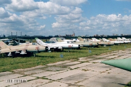 Museum Chodinka Blick über einen Teil der Flugzeuge der ehemaligen Ausstellung Flugplatz Chodinka, Moskau 2001, Analogfoto