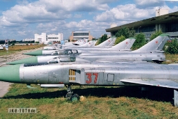 Museum Chodinka Blick über einen Teil der Flugzeuge der ehemaligen Ausstellung Flugplatz Chodinka, Moskau 2001, Analogfoto